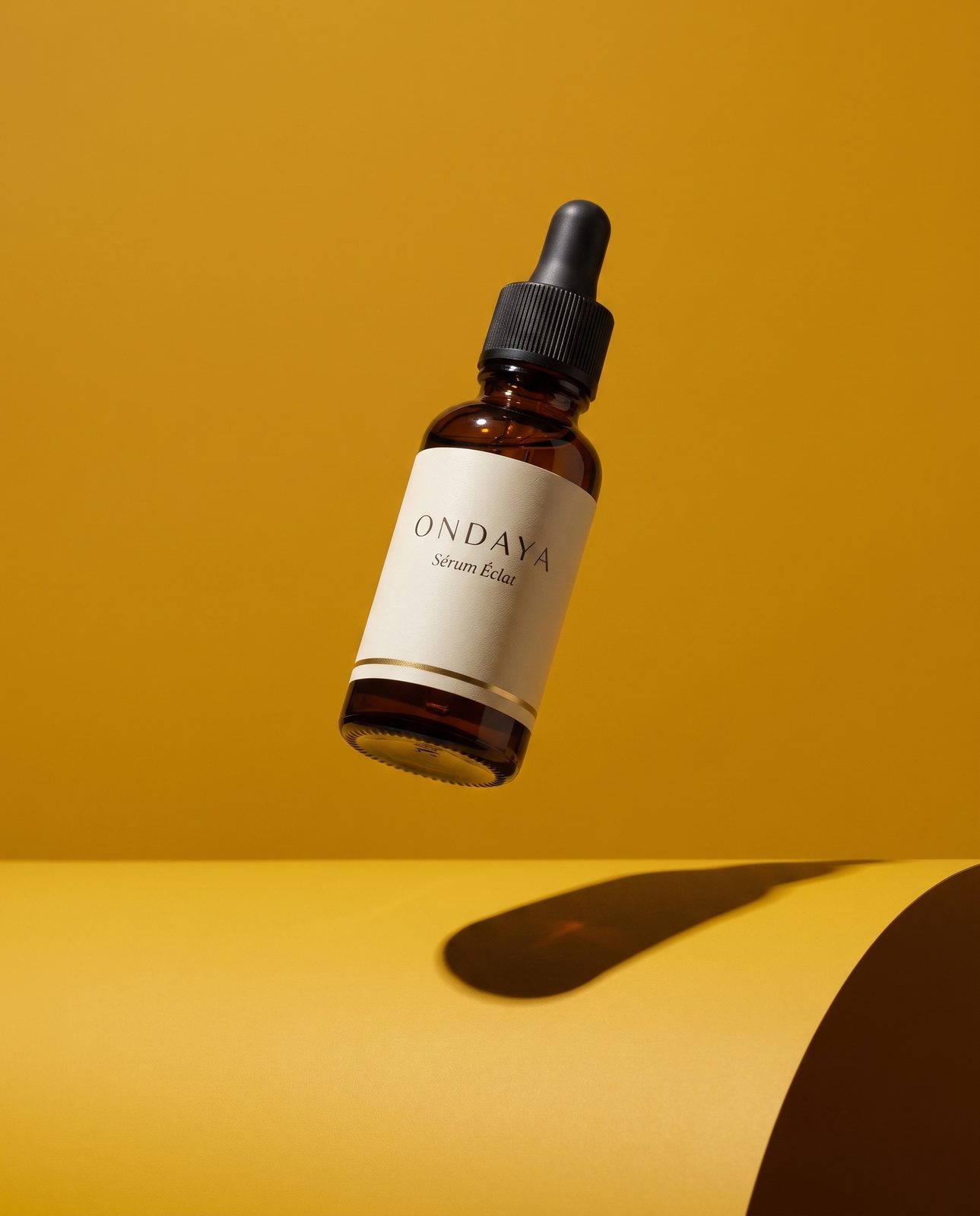 Sérum ONDAYA en situation dans une salle de bain lumineuse, image lifestyle créée par IA