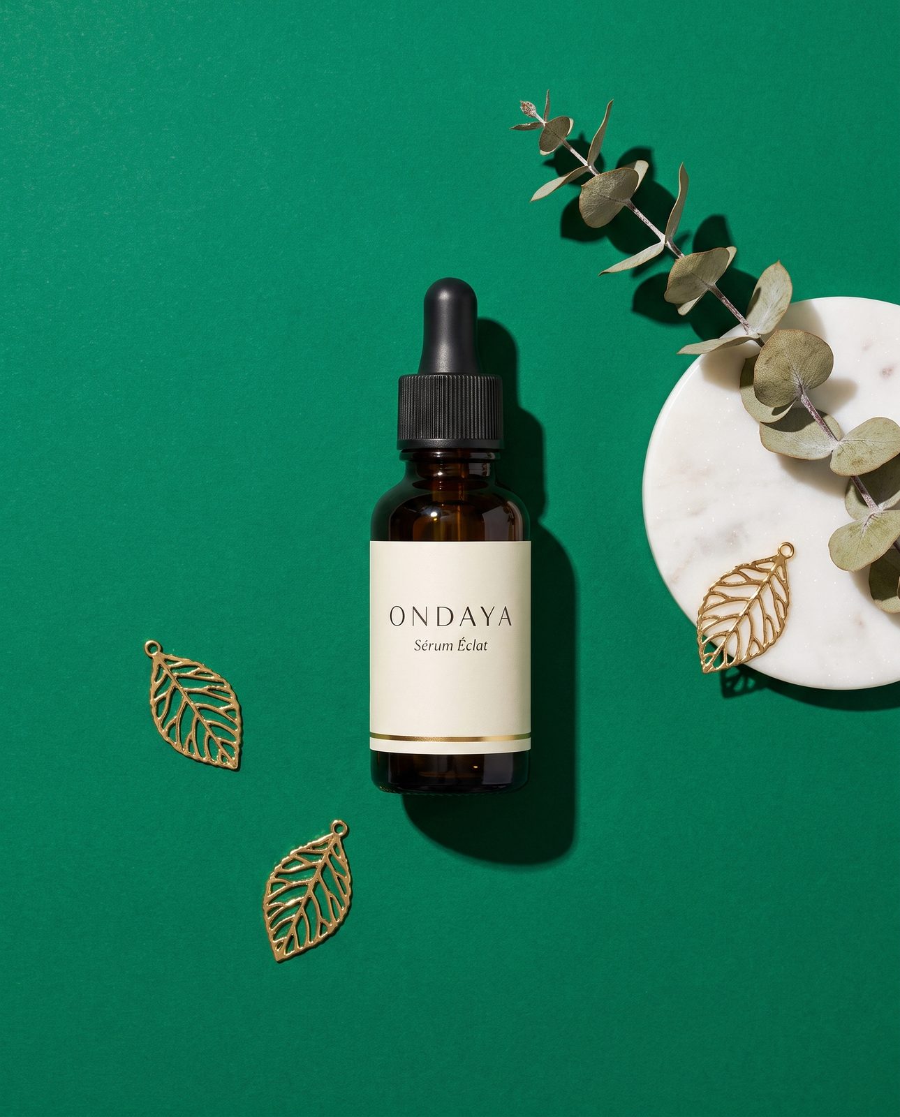 Scène lifestyle autour du sérum ONDAYA avec éléments naturels, créée par IA