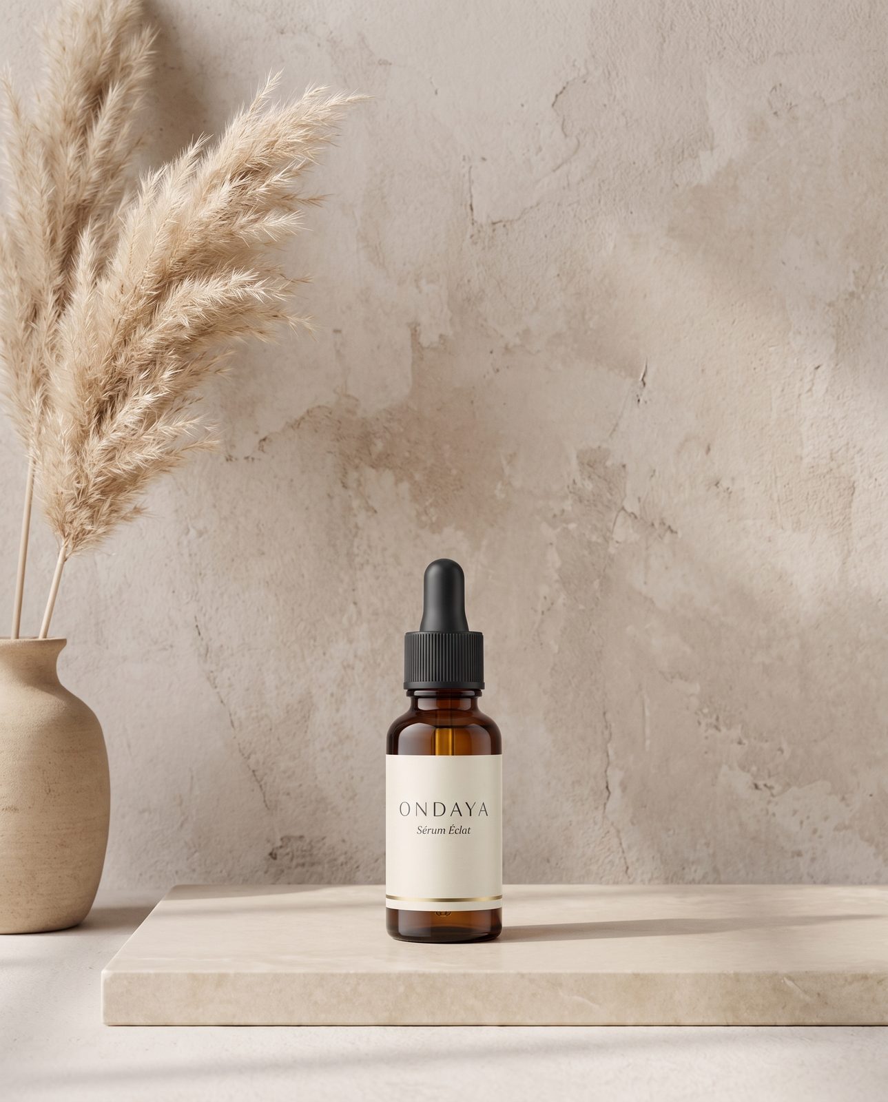 Composition lifestyle du sérum ONDAYA en lumière naturelle, créée par IA